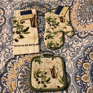 BNWT Olive pattern kitchen towel and pot holder set